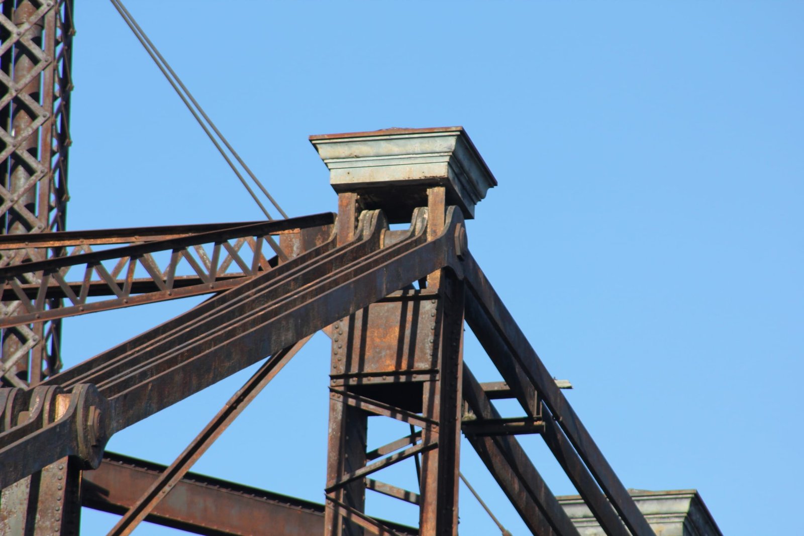 Cast caps, Iowa swing span (span #2)
